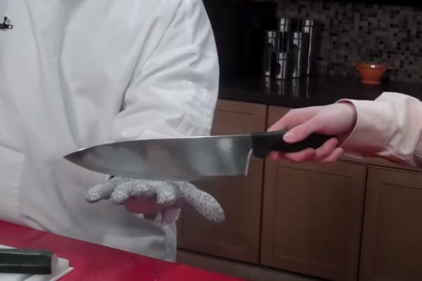 Ovo treba svakoj kući: Rukavice koje su neuništive i potpuno otporne na bilo kakvo sečivo! (VIDEO)