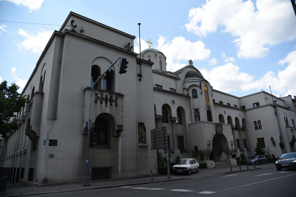 CRKVENJAK IZ PATRIJARŠIJE JE UZVIKIVAO SAMO 1 REČENICU DOK JE DRŽAO TAOCE! Crkvi se ovo neće DOPASTI!