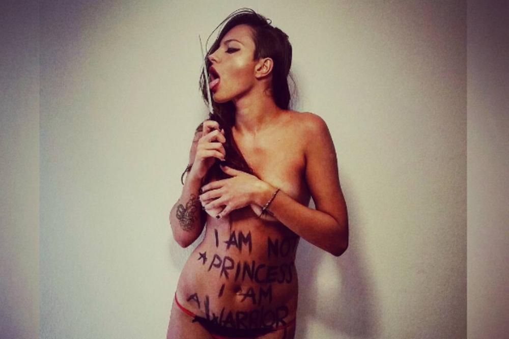 UKRALI JOJ TELEFON SA GOLIŠAVIM FOTKAMA! Bez donjeg veša, u raznim pozama! Ružica se zbog ovoga JEDE ŽIVA! (FOTO)