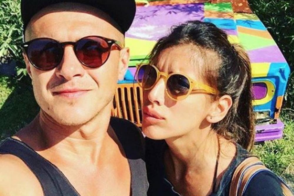 Kao top model! Naša pevačica se porodila pre 4 meseca, a izgleda neverovatno! (FOTO)