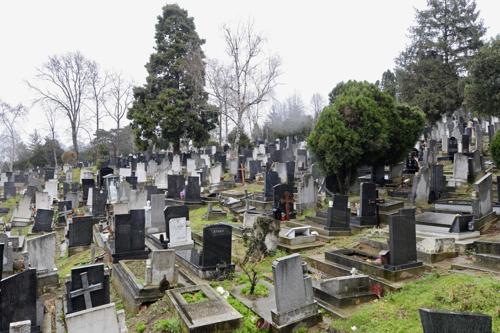 Ni mrtve ne ostavljaju na miru! Oskrnavljen grob na pravoslavnom groblju u Orahovcu!