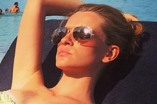 Auuu, kakav ugao! Trudnoj Jeleni Kostov kupaći pridržava grudi da ne ispadnu! (FOTO)