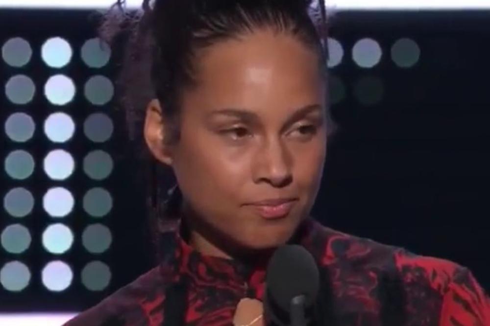 Ovo je revolucija: Ališa Kiz se na prestižnoj dodeli nagrada pojavila bez trunke šminke!  (FOTO)