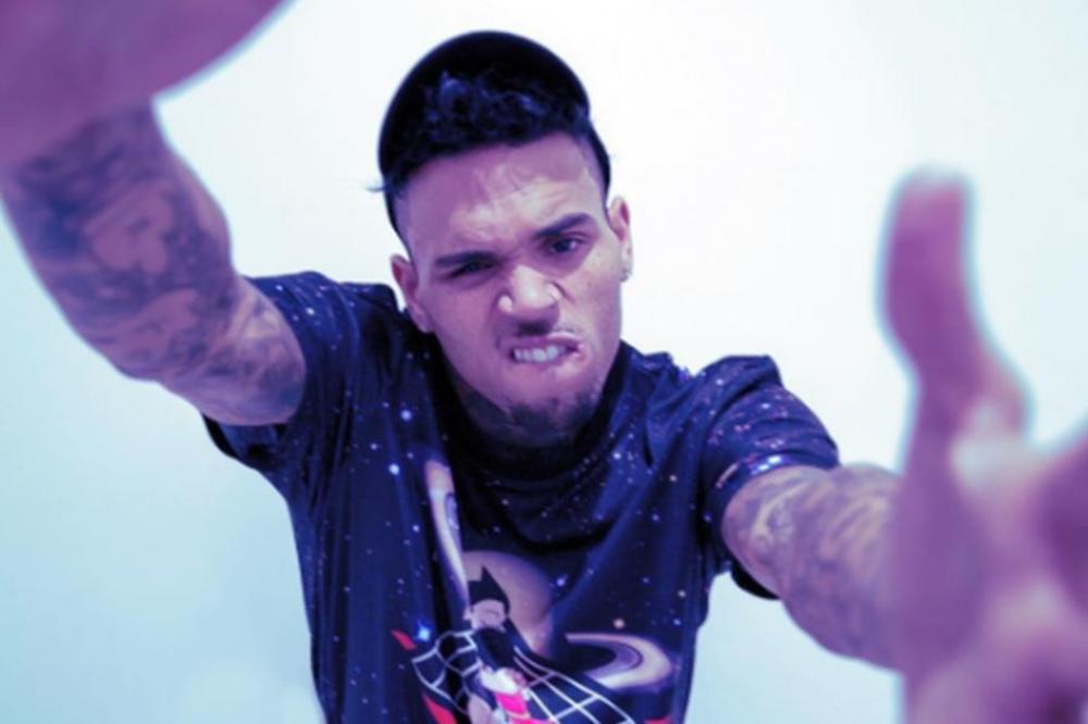 Šta se dešava sa njim? Čuveni pevač preti devojci pištoljem, policija mu opkolila kuću! (VIDEO)