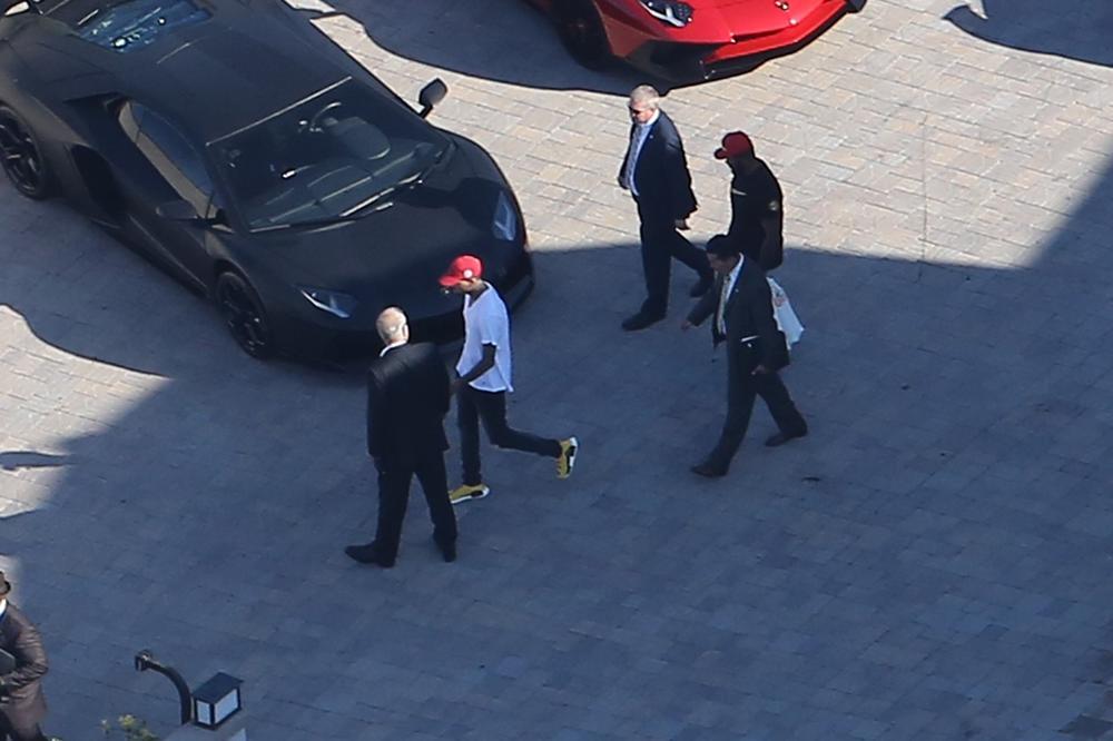 Drama u Los Anđelesu: Kris Braun odlepio, pretio pištoljem misici! Policija ga opkolila!