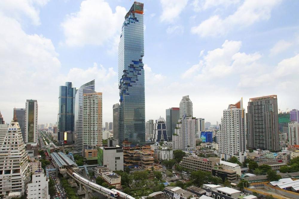 Šta mu se desilo? Da li to najvišem neboderu na Tajlandu nedostaju neki delovi? (FOTO) (VIDEO)