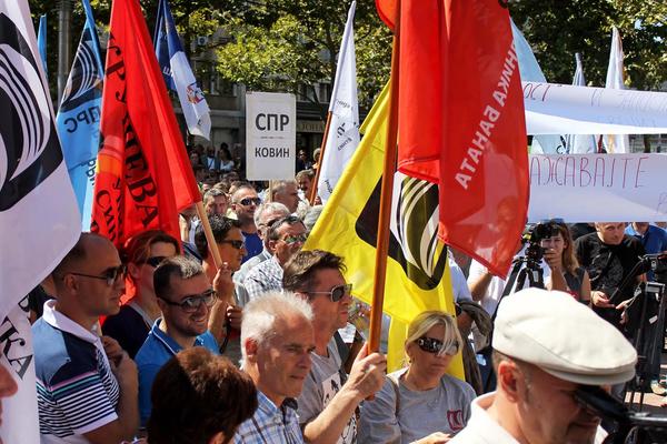 PROSVETARI OD 1. SEPTEMBRA PONOVO NA ULICE: Izneli su 3 zahteva, jedan se tiče DIREKTNO ĐAKA!