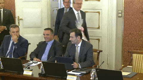 Orešković doneo plišanog medu na sednicu Vlade, a razlog je baš krasan! (VIDEO)