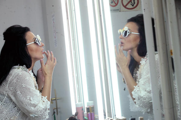 HTELA DA NAPRAVI SELFI, PA OTKRILA PREVIŠE: Zvezdi Granda ISPALE GRUDI usred punog restorana! (FOTO)