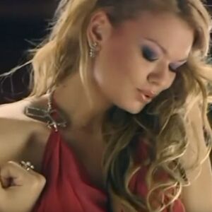 "UDARAO JE I BACAO PO PODU, PRETIO DA ĆE JE ŽIVU SAHRANITI" Pevačica preživela stravično nasilje od bivšeg muža!