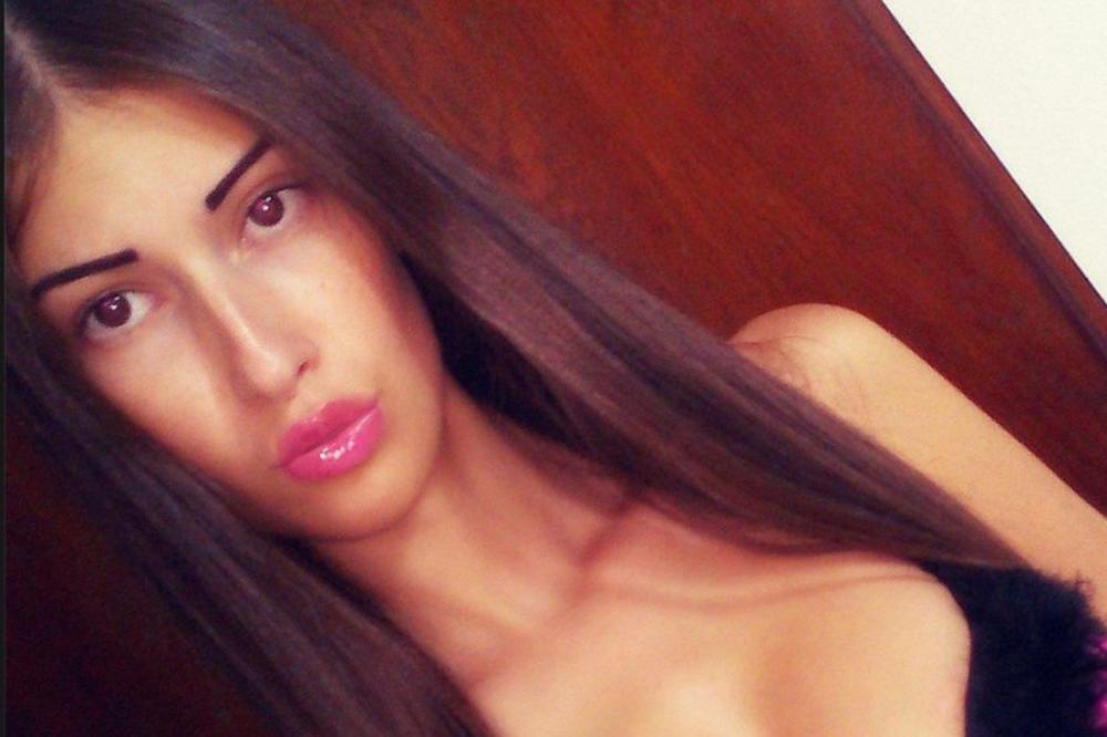 Htela snimi nić, a izblamirala se: Sandra Meduza legla, svukla gaćice i pokazala međunožje!  (18+) (VIDEO)