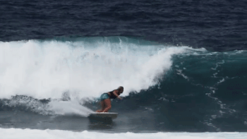 Iako nema ruku, ona kida kako surfuje! (FOTO) (VIDEO)