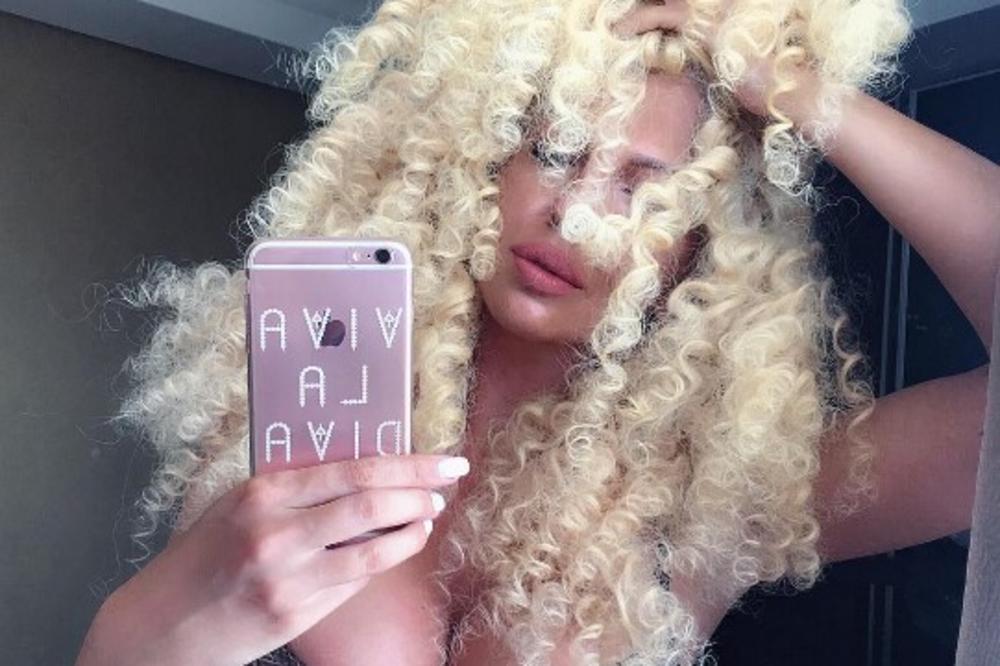 Evo kako se JK obukla za prvi dan škole Atine i Nike! Šta li su deca rekla kada su videla? (FOTO)