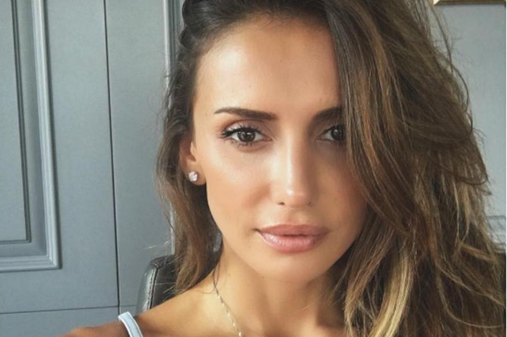 UDALA SE SA 17, RAZVELA SA 18! Ovo je prvi muž Emine Jahović! Kada čujete o kojoj poznatoj faci se radi, sešćete, odmah! (FOTO)