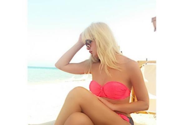 Ima skoro 5 banki, ali blama nema: Pevačica se raskrečila, a muškarci odlepili!