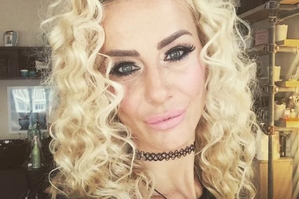 KAKVA BLAMČINA: Milica Dabović pokazala dude, a u pozadini...(FOTO) (VIDEO)