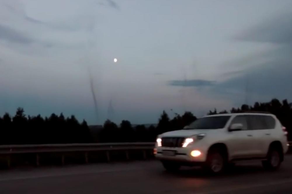 Ne dao vam bog da upadnete u njih: Tornada komaraca luduju po Rusiji! (VIDEO)