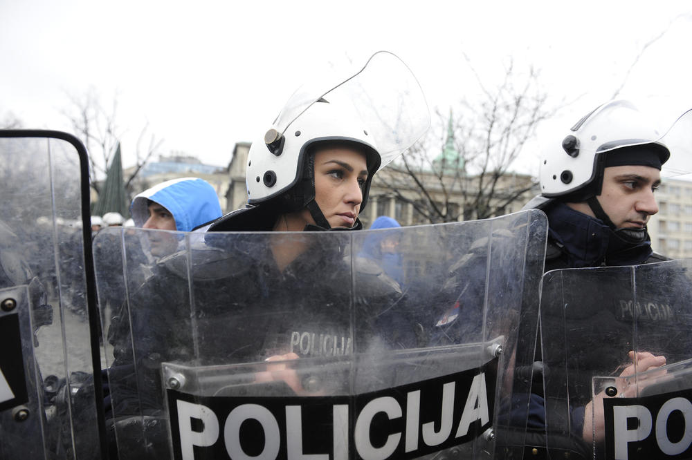 Policajke šarmantne, saobraćajci korumpirani! Evo šta sve Srbi misle o drugovima u plavom! (FOTO)