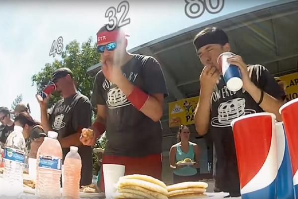 A kako vi jedete palačinke? Ovaj car ih pojede 113 za 8 minuta! (FOTO) (VIDEO)