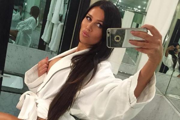 STANIJA PUCAČICA KOJOJ NEMA RAVNE: Zbog provokacije SVI NA APARATIMA,GOLE grudi BIKNULE u KRUPNOM KADRU,na ustima..