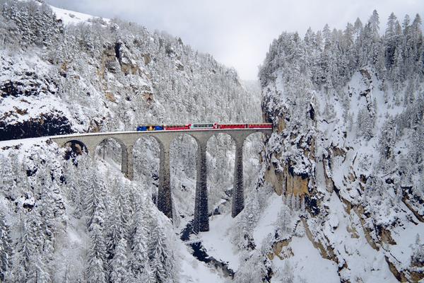BRITANSKI SKIJAŠI POBEGLI IZ ZIMOVALIŠTA: Otkrio ih NEDIRNUTI DORUČAK!