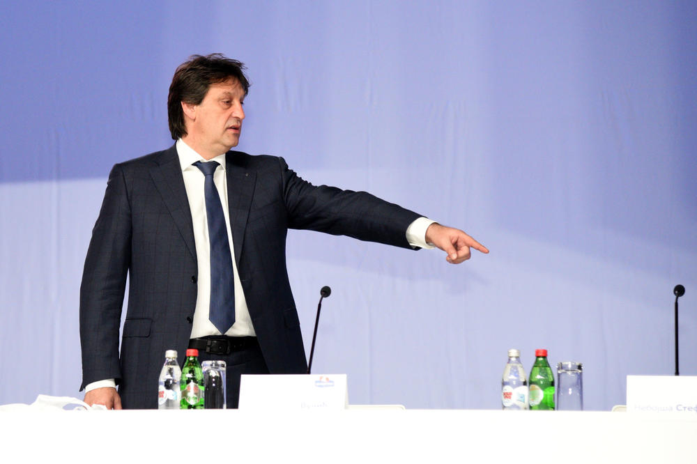 Zavalio se, a ni klekn'o nije: Gašić novi šef BIA?