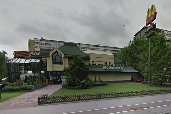 Bivši radnik bacio 7 molotovljevih koktela na Mekdonalds na Novom Beogradu!!!