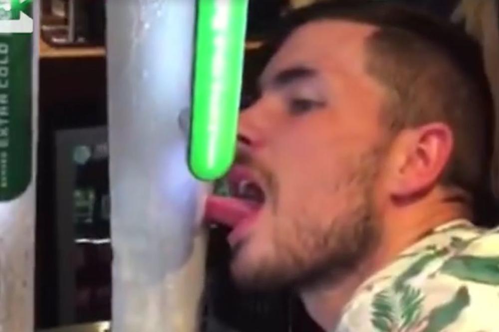 Zašto ne treba da ližete led? Slučaj ovog pripitog jadnika će vam sve objasniti! (VIDEO)