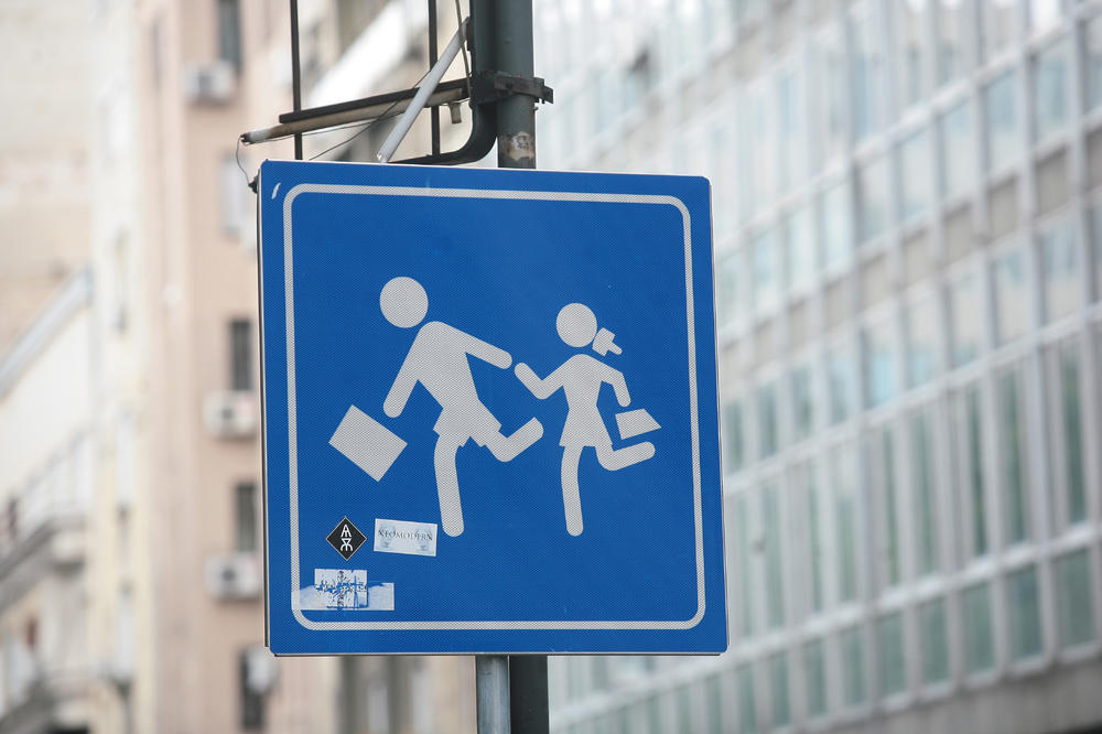 Hit natpis u Pančevu nasmejao sve: Pazi škola ili... (FOTO)