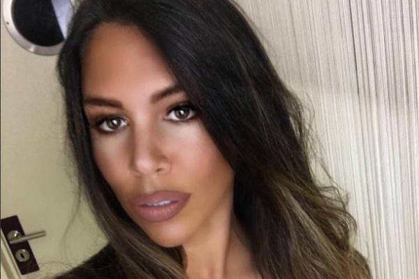 Kaya pokazala gole grudi! Šta joj bi, ovo ne liči na nju? (FOTO)