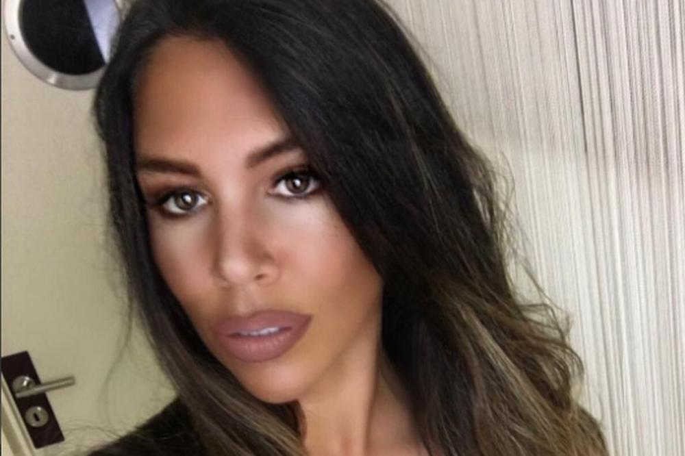 Kaya pokazala gole grudi! Šta joj bi, ovo ne liči na nju? (FOTO)