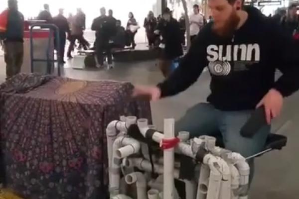 Nije vodoinstalater, al kad on produva cevku... (VIDEO)