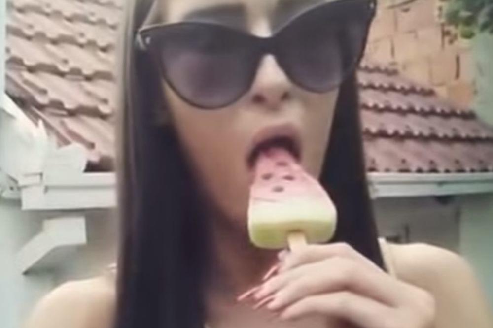 Ona ne preza ni od čega! Pogledajte kako Sandra Meduza puši sladoled! (VIDEO)