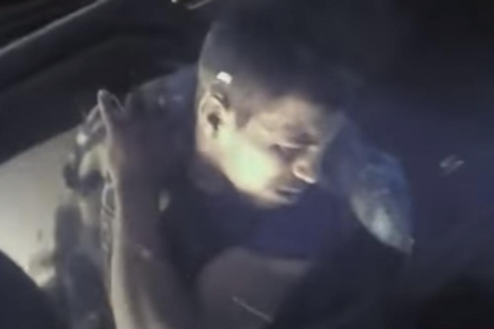Tako se čuva red: Hrabri pandur spasao čoveka iz zapaljenog automobila! (VIDEO)