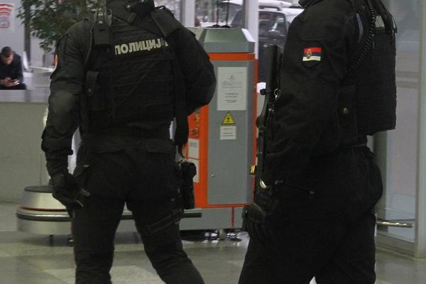 Pa da li je realno? Dvojica lopova ukrali mobilni telefon policajcu u uniformi usred Beograda!