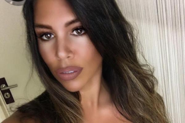 OPUŠTENA U SEN TROPEU, I TO PREVIŠE! Kaja se skinula u toples, pa ispozirala i rasplamsala maštu hiljadama ljudi! (FOTO)