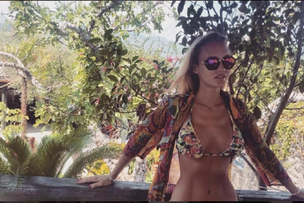 Noge na tetku, al je još lepša: Ova naša superseksi manekenka je sestričina od Sneki! (FOTO)