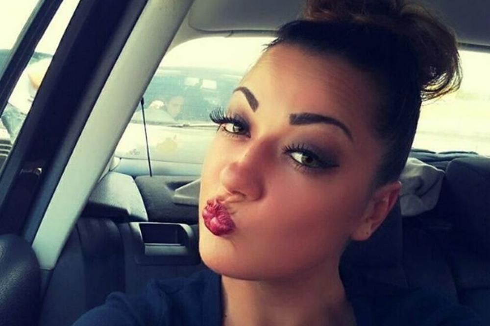 FUJČINA! Sandra zavukla ruku u gaće i posle mirisala prste! (VIDEO)