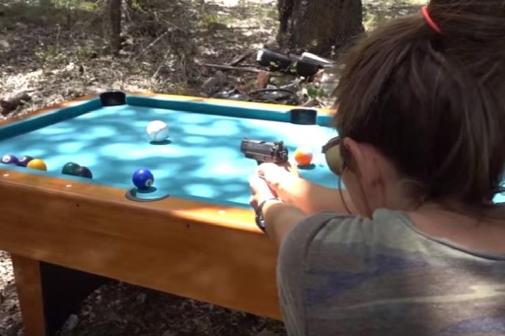 Svi ga igraju takom, a oni pištoljima! Da li biste igrali ovakav bilijar? (VIDEO)