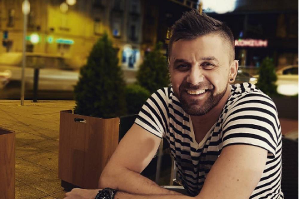 I kako da ga odbije? Pobednik X Faktora na šmekerski način zaprosio cicu u Barsi! (FOTO)