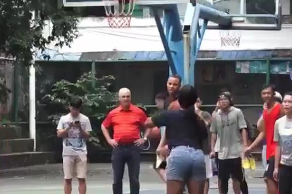 Šta se dogodi kada supruga Stefa Karija uzme loptu u ruke? (VIDEO)