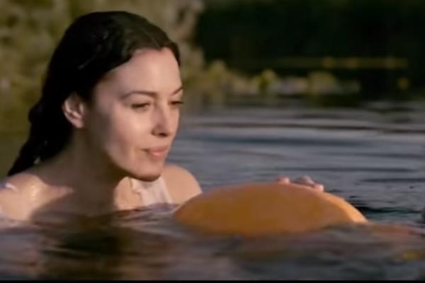 Pogledajte Moniku Beluči kako priča srpski tokom vrele scene sa Kustom u reci! (VIDEO)