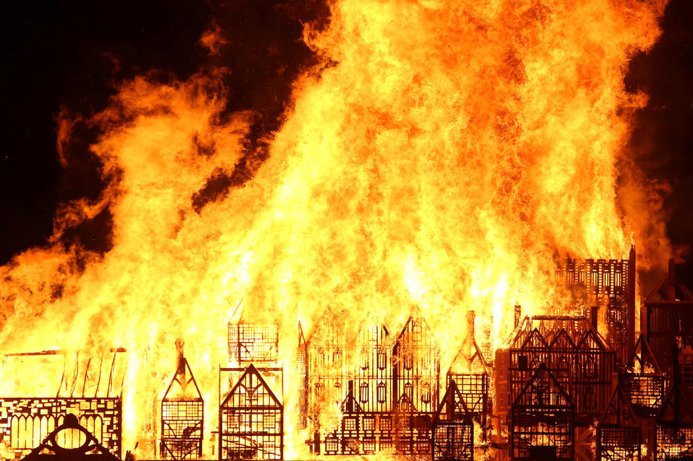 Šta je, bre, ovo? London gori, a ljudi oduševljeni! (FOTO) (VIDEO)