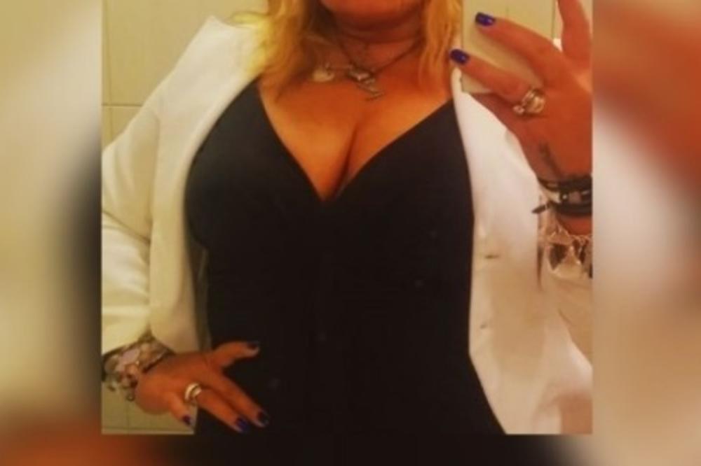 Sa 5 banki pokazala opasno velike grudi i opalila selfi: Zaboravljena pevačica se slika po wc-u