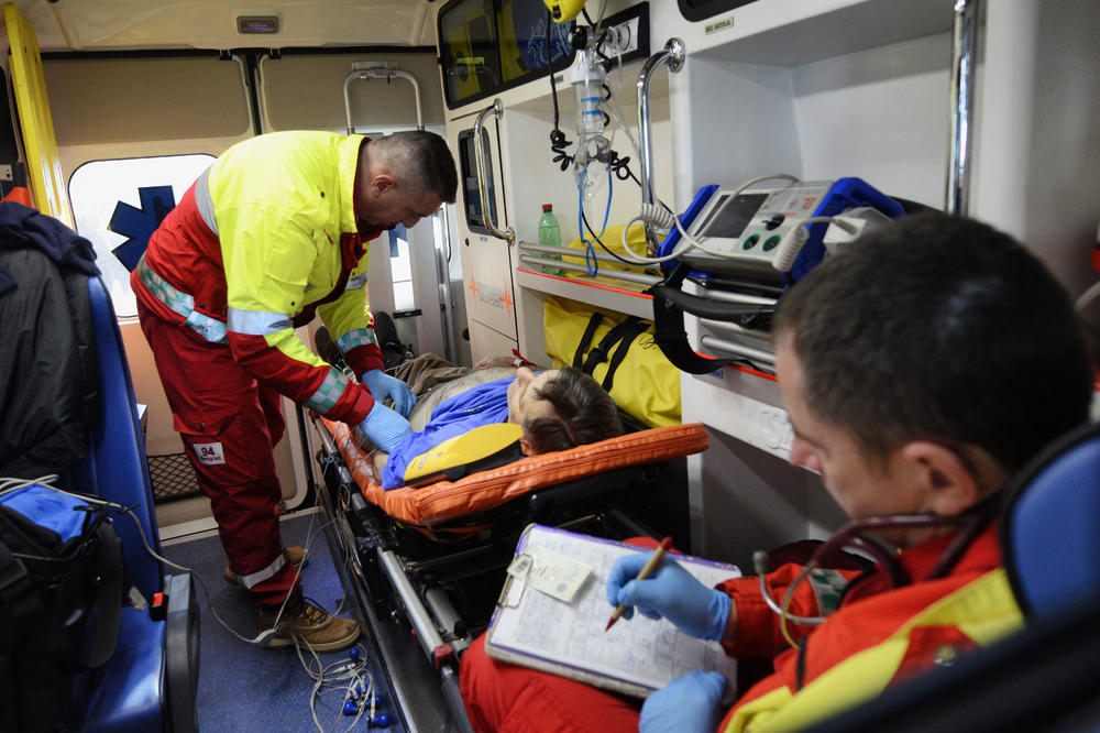 U tri saobraćajne nesreće troje povređeno, veliki broj poziva zbog virusa i temperature!