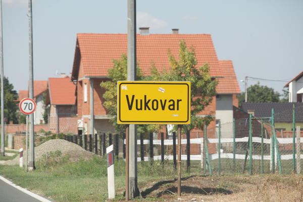 "PSOVALI SU, LUPALI AUTO, OTKINULI RETROVIZOR": Napadnut automobil sa SRPSKIM TABLICAMA u Vukovaru! (VIDEO)