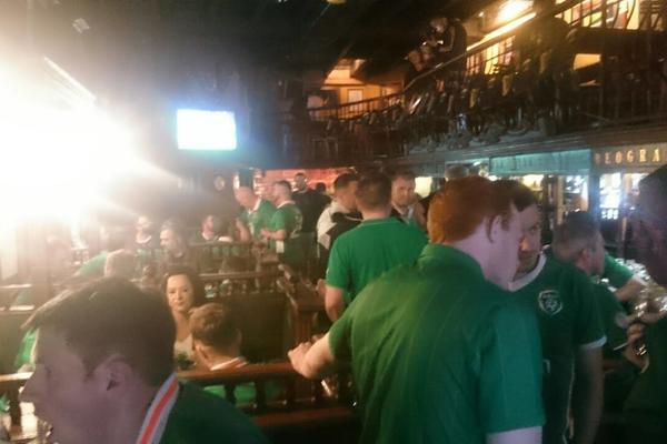 Irci okupirali Beograd! Pivo se toči u galonima, obojili pab u zeleno! (VIDEO)