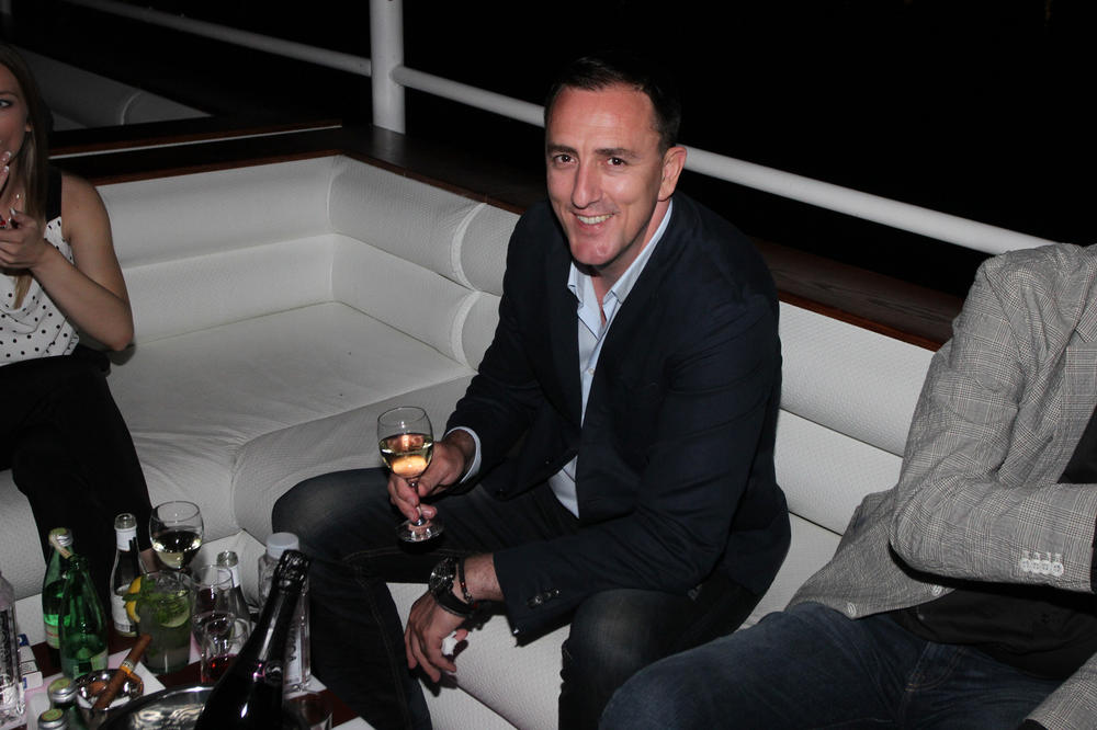 Nije ni čudo što se on uvek smeje: Ovako izgleda žena Sergeja Ćetkovića!