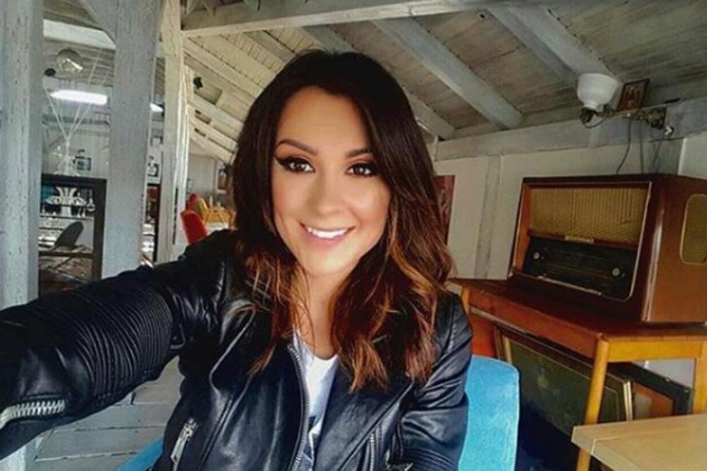 ŠTA ĆE REĆI ĐOKOVIĆ? Sestra SLOBODE MIĆALOVIĆ U ZAGRLJAJU SA KOLEGOM? A tek kad vidite kojim... (FOTO)