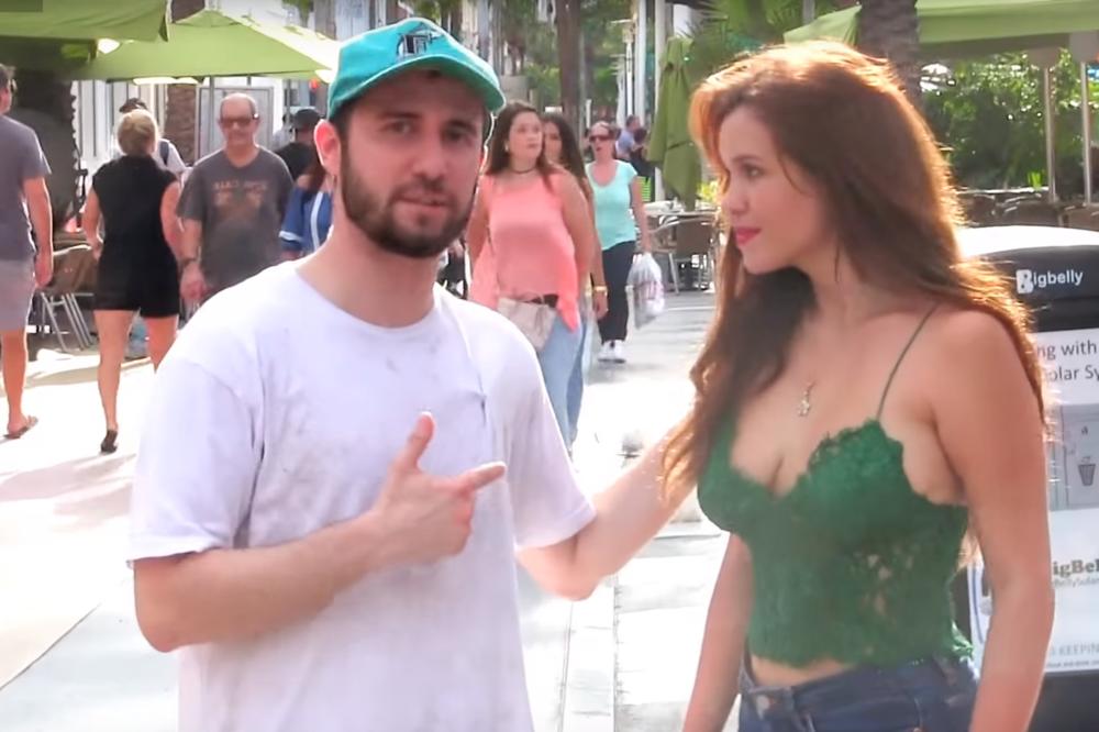 Žalosno: Beskućnik na jednoj strani, polugola cica na drugoj. Šta mislite, ko će dobiti novac? (VIDEO)